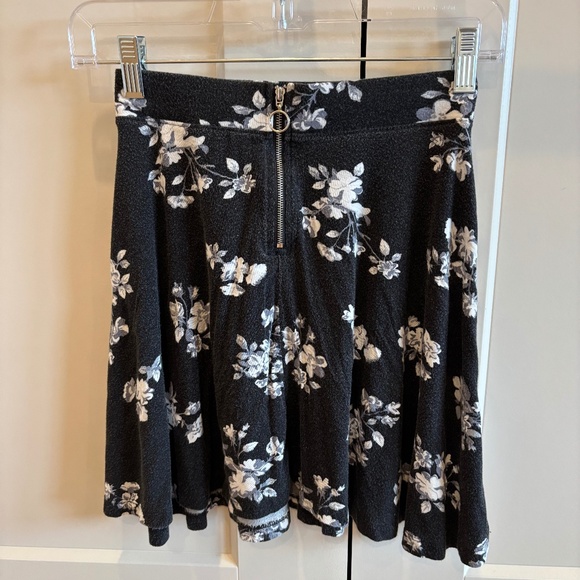 SO Skater Skirt Black White Summer Floral Soft Flowy Women's Small - Picture 1 of 4